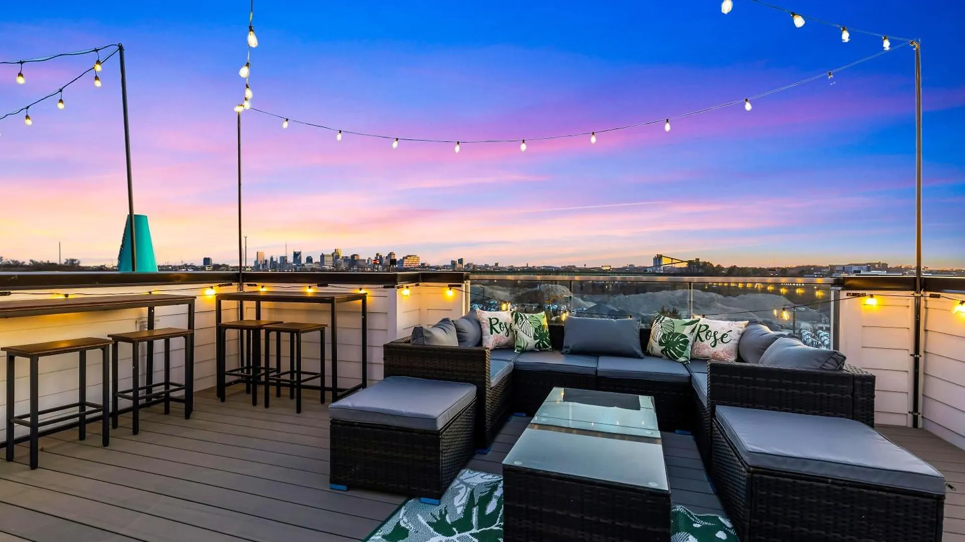 Downtown Nashville Hot Tub Game Room Karaoke Holiday home